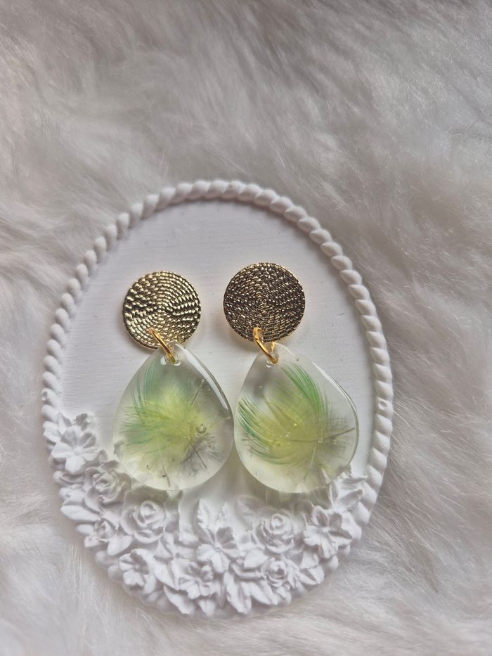 Boucles d’oreilles en résine et plumes de perruche ✨🪶 #Bijoux #Créations #Plumes