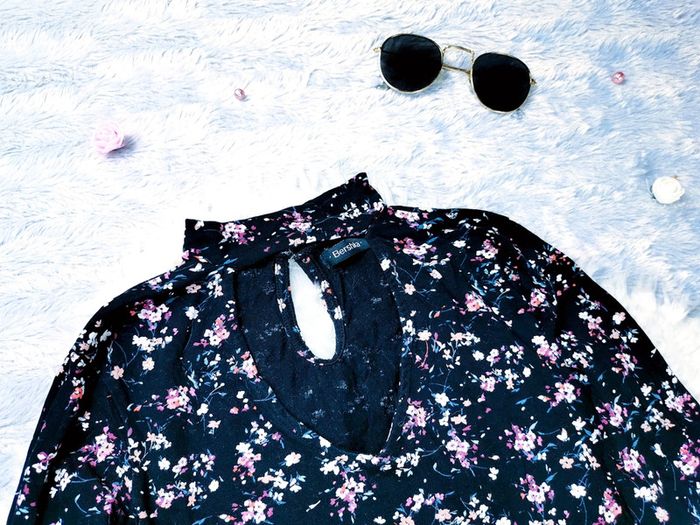 Haut fleuri noir avec décolleté en V - T.XS ou T.34 🖤 - photo numéro 2