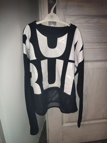 pull de sport noir et blanc