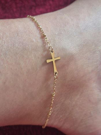 Jolie chaîne de cheville motif croix en acier