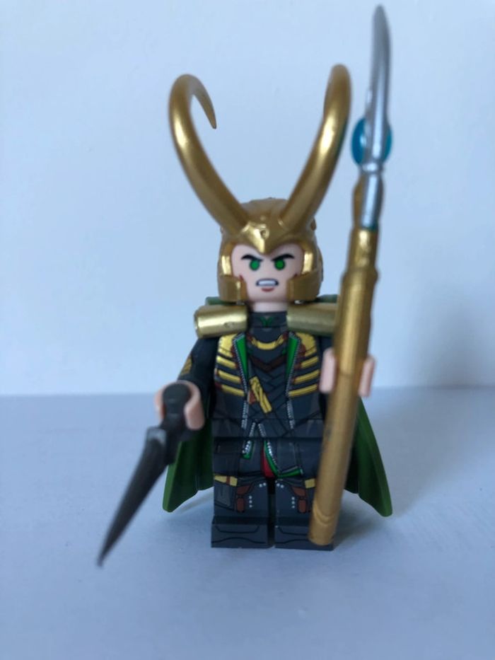 Figurine type lego Loki. Marvel