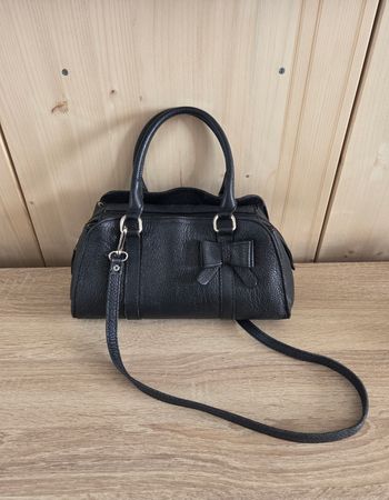 Sac a main noir avec bandoulière avec petit nœud