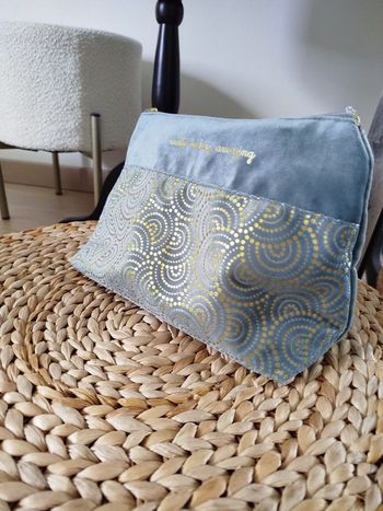 Pochette velours ras bleu et doré