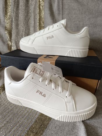 Basket femme neuf avec étiquette (75€