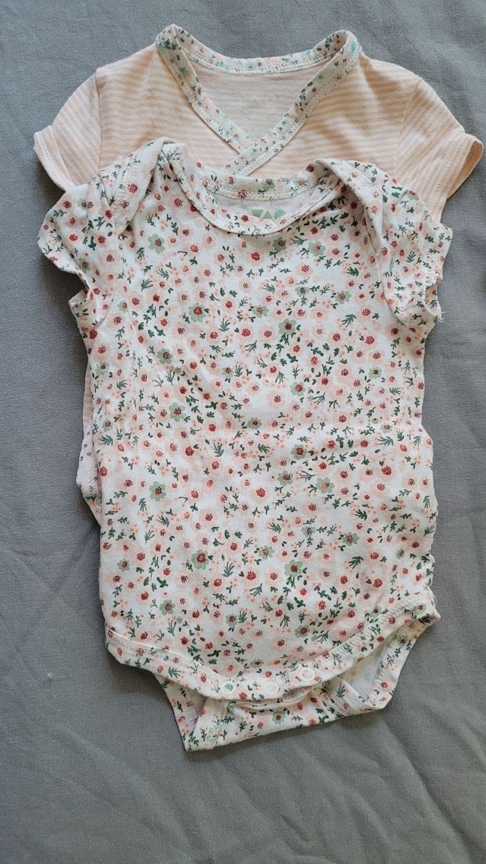 Lot de 2 bodys manche courte 3 mois - photo numéro 2