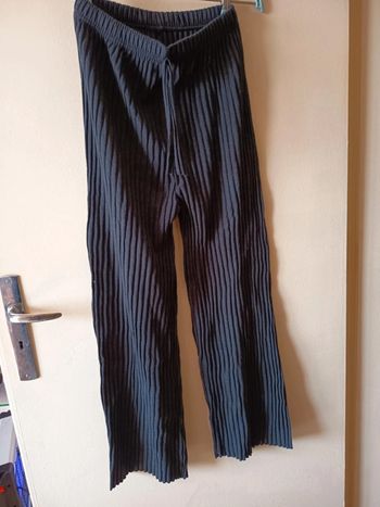Pantalon femme . Mailles côtelées fines.