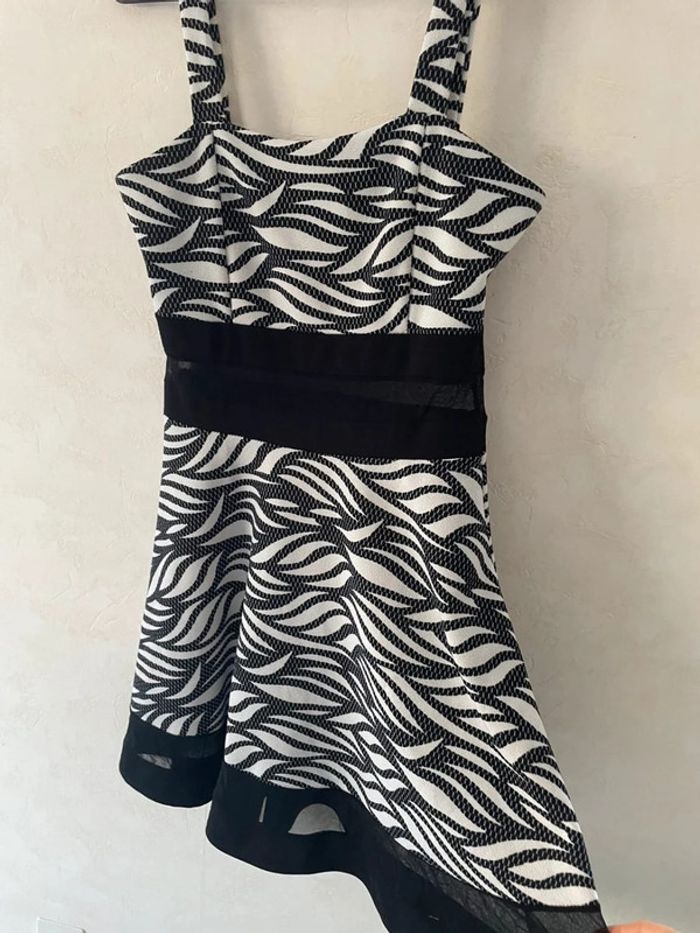Sublime robe vintage à motifs zèbre noirs et blancs, fabriquée en France ! 🦓 - photo numéro 2