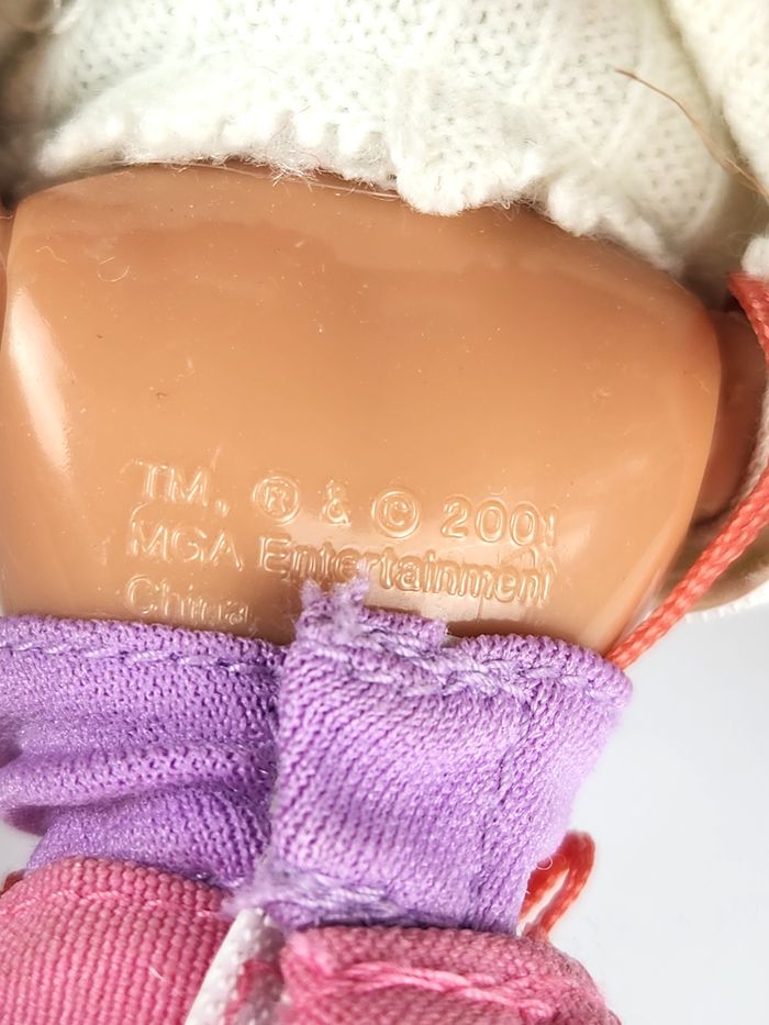 Poupée Bratz Vintage - Veste Blanche Fourrure Jupe Rose - Cheveux Roux/Bruns - photo numéro 6