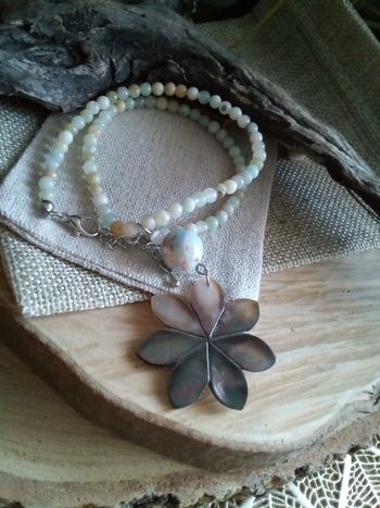 Collier pierres naturelles et fleur en n'acre naturelle