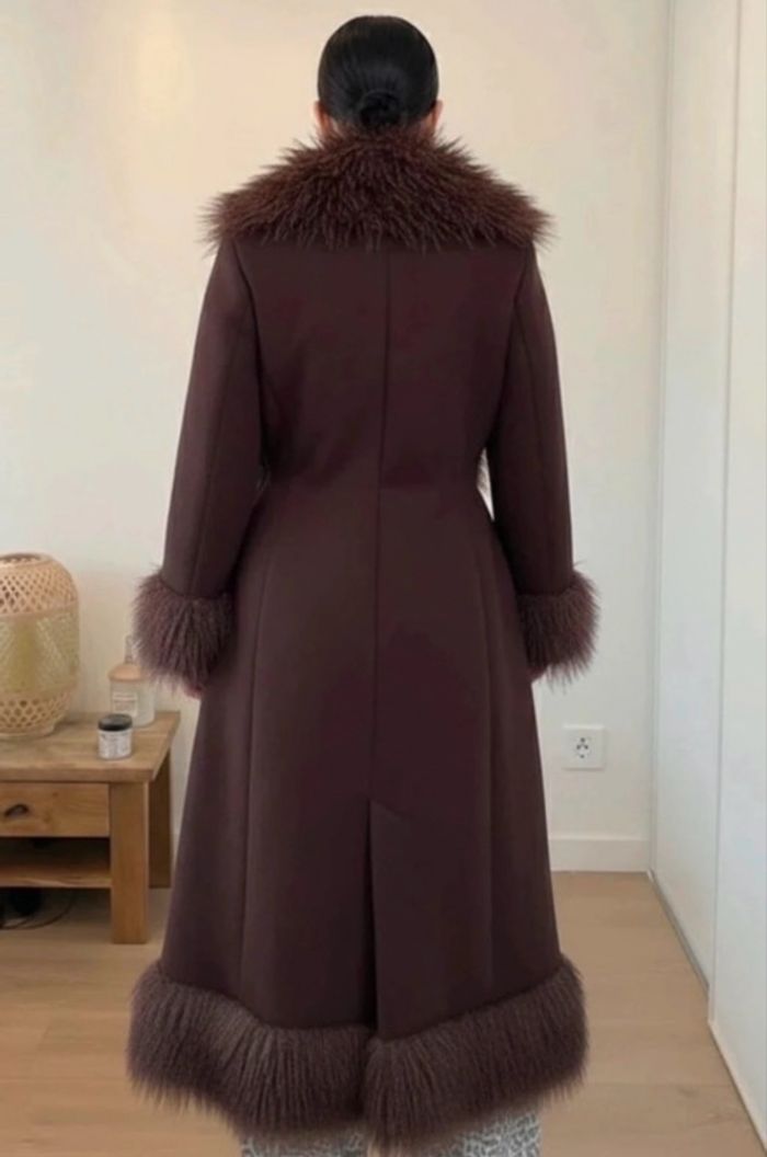 Manteau long marron avec col et poignets effet fourrure