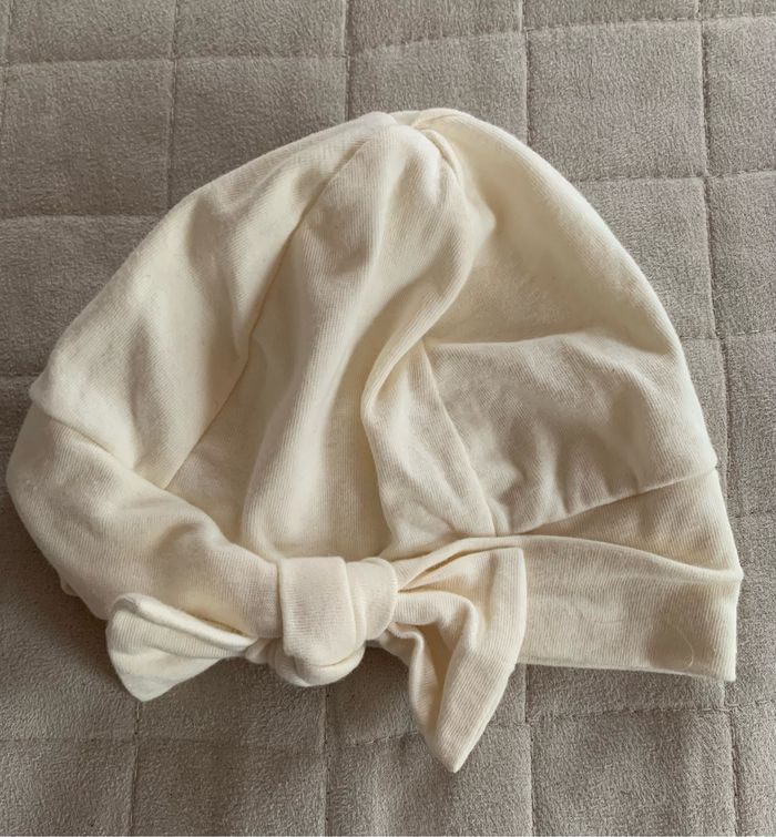 Adorable bonnet jaune pâle Prénatal taille 2