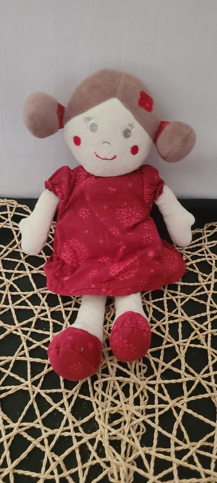 Doudou poupée robe rouge fleurs SUCRE D'ORGE