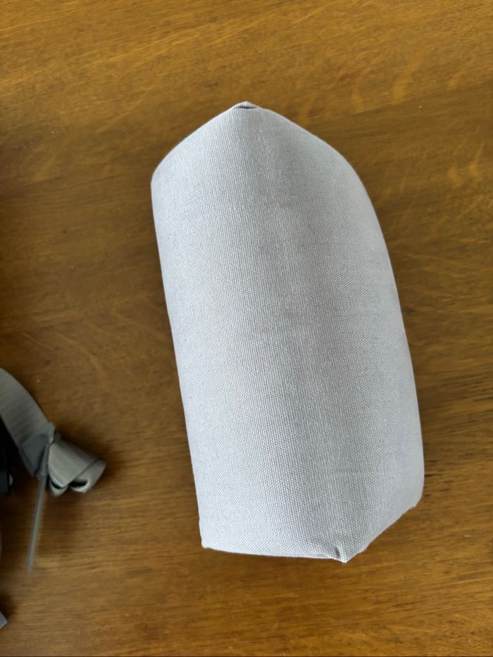 La différence principale est que le PhysioCarrier 2 est une solution tout-en-un (sans accessoire) avec une assise ajustable en largeur pour l’écart du bassin du nourrisson et une partie centrale ajustable en hauteur pour la taille de l’enfant (comme sur l - photo numéro 2