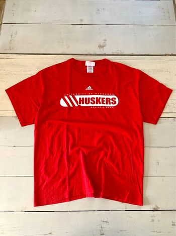 Tee shirt printed rouge Adidas university Huskers nebraska USa