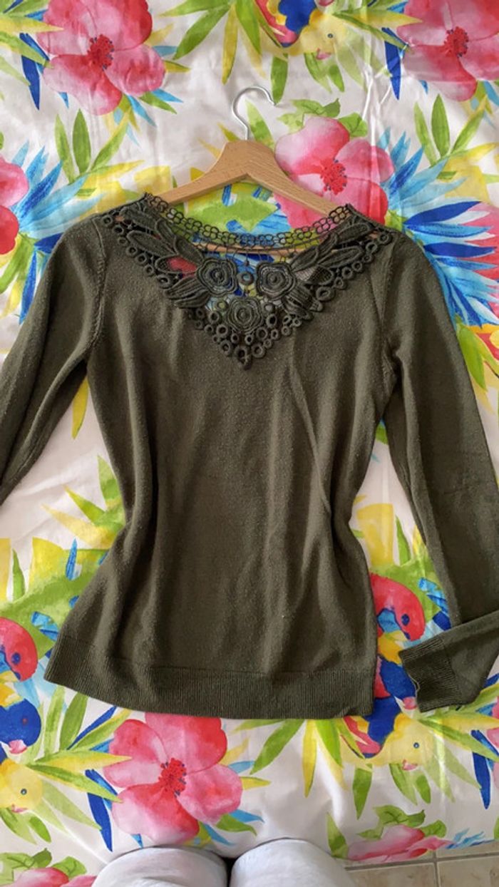 Pull vert kaki dos dentelle - photo numéro 3