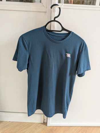 T-shirt bleu broderie drapeau trans
