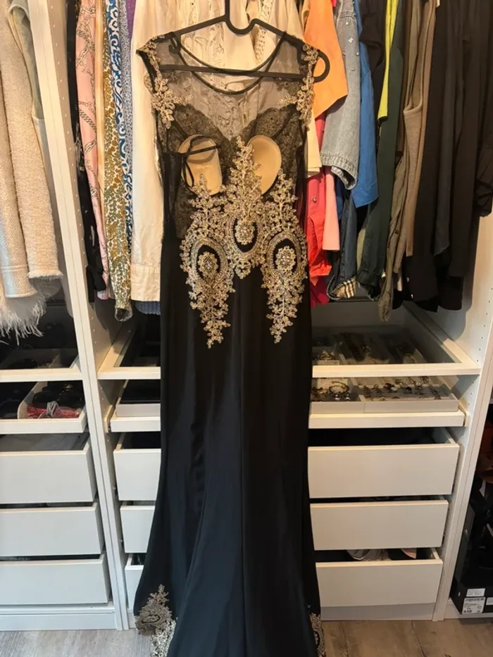 Robe sirène noire et dorée - photo numéro 2