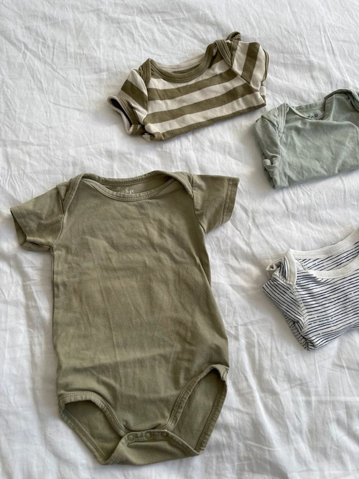 Lot bodies 6/9 mois - photo numéro 3
