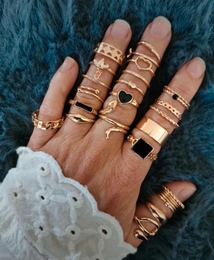 A27 Lot de 27 bagues dorées or tendance diverses taille.neuves