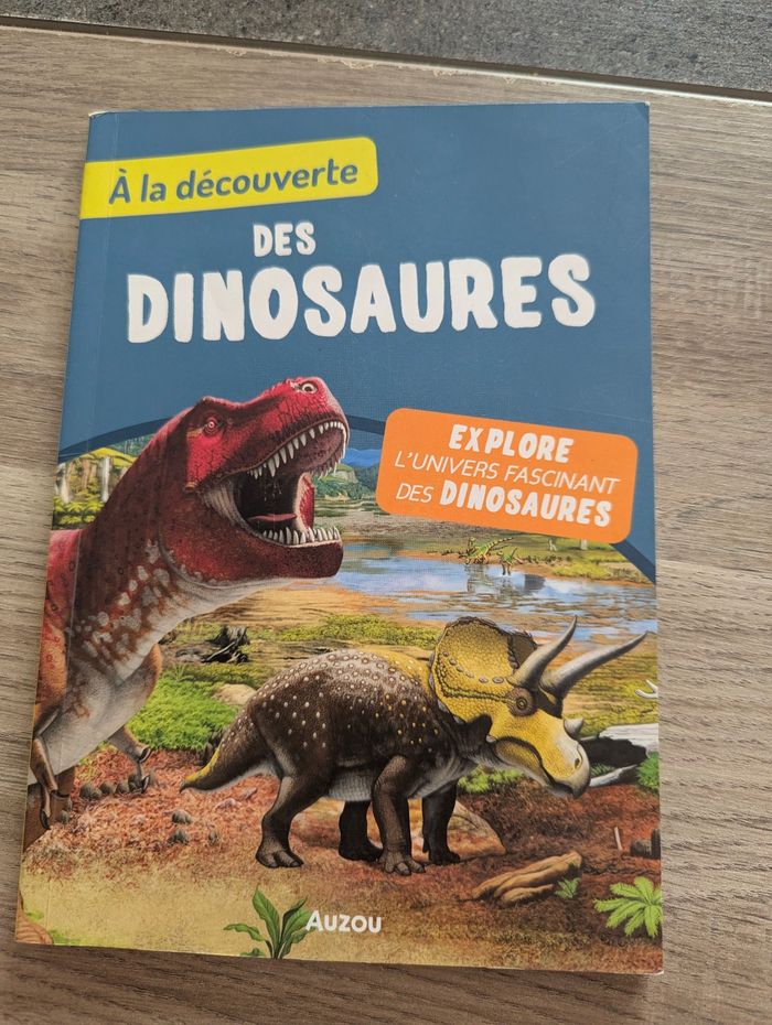Livre documentaire à la découverte des dinosaures