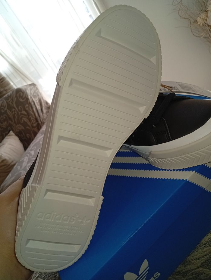 Baskets Adidas neuves t.38.5 - photo numéro 5