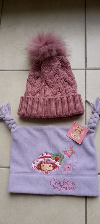 Joli lot de 2 bonnets 1 charlotte aux fraises neuf en polaire  et bonnet pompon en laine lipsy london.