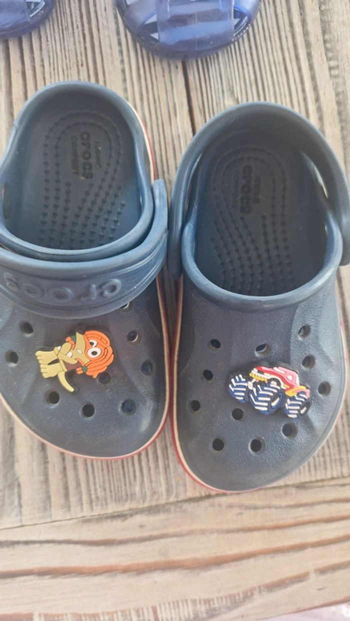 Crocs avec deux charms