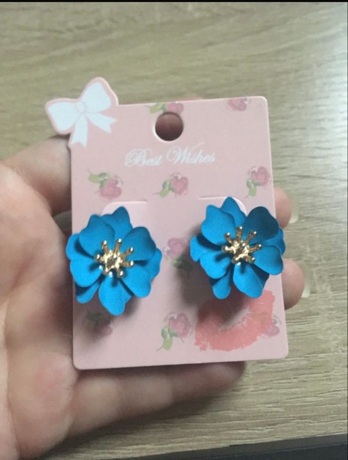 Boucles d’oreilles NEUVES avec étiquette femme forme fleurs couleur bleu