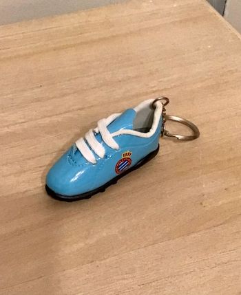 Joli porte-clés chaussures de foot de 7 cm de long