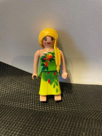 Playmobil figurine femme blonde tresse robe verte motifs fleurie
