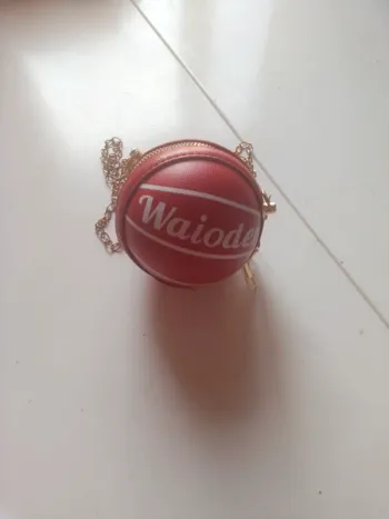Sac main forme ballon à grande chaîne dorée