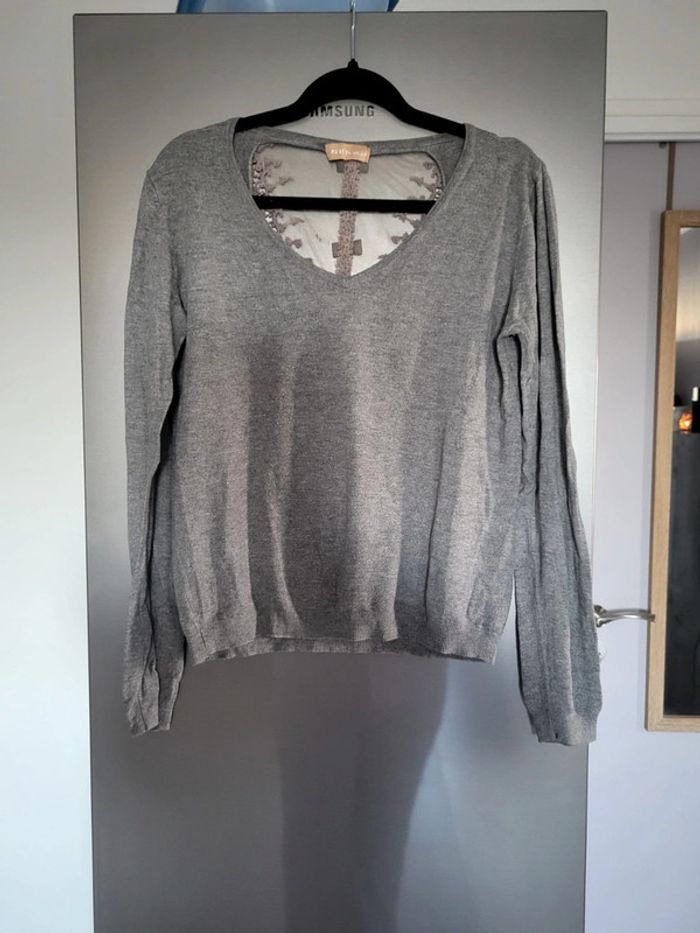 Pull gris ouvert dans le dos