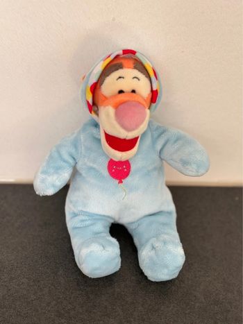 Peluche Winnie l’ourson en velours tigrou en pyjama