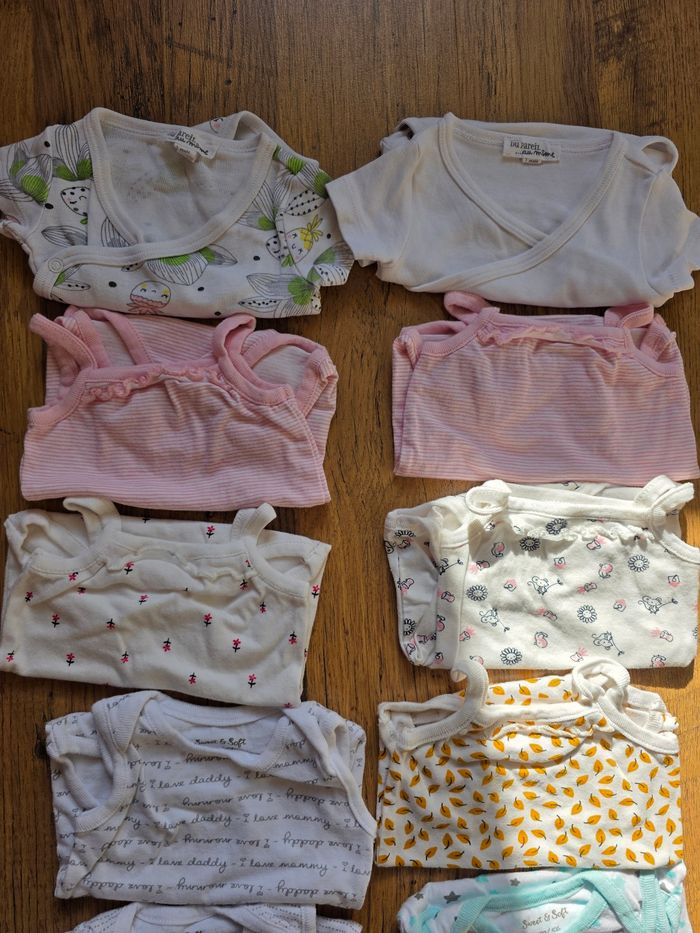 Lot bodys manche courte 1 mois - photo numéro 2