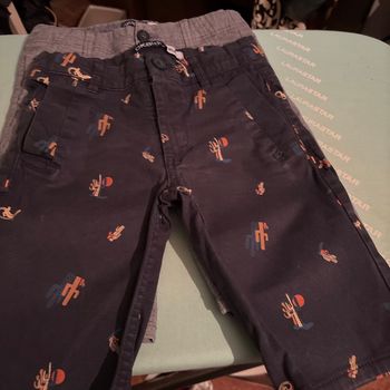 Vends lot de deux shorts okaidi 7 ans très bon état