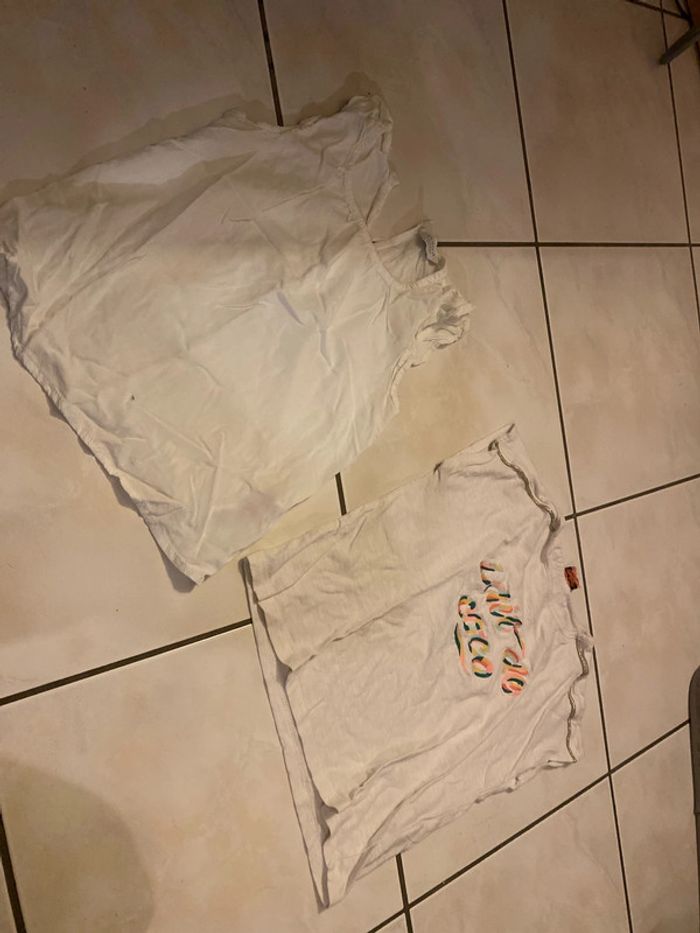 Lot de deux. T-shirts, taille huit.