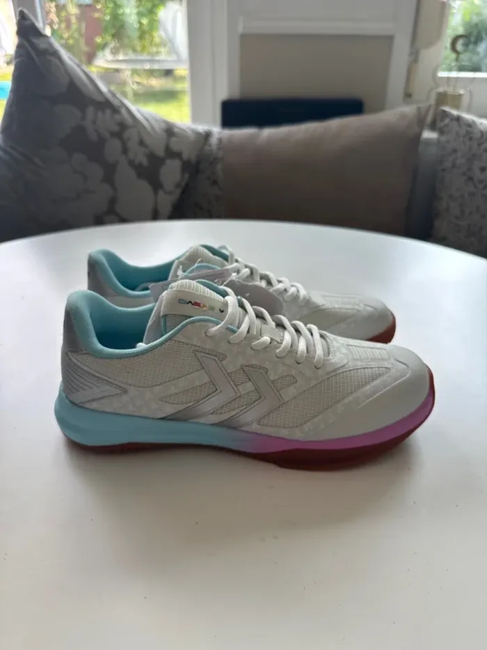 Baskets Hummel Taille 42 – Blanc / Multicolore – Indoor Sport