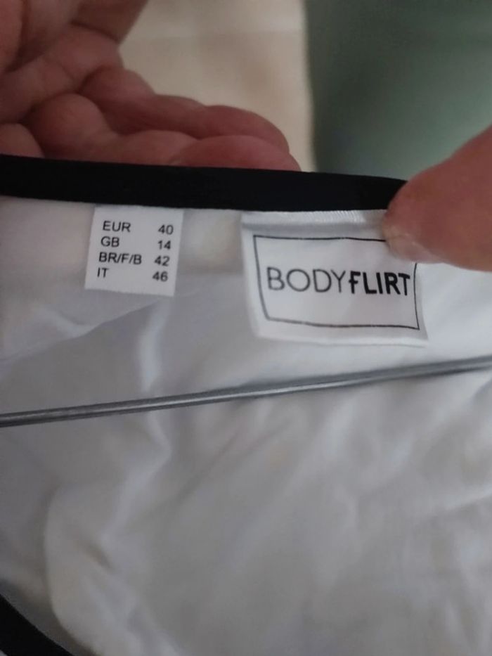 Blouse blanche à liseret noir Bodyflirt - photo numéro 3