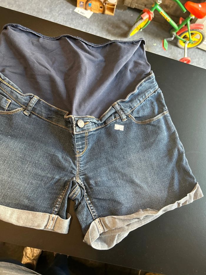 Short en jean bleu grossesse - photo numéro 3