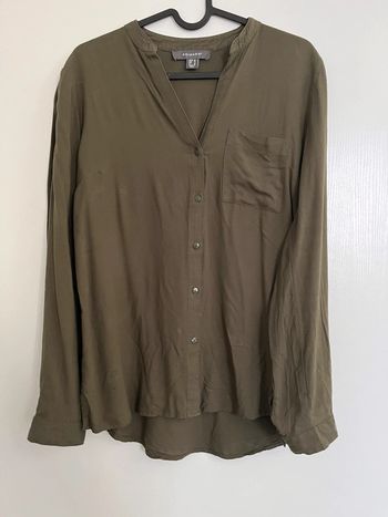 Chemise en lin kaki col v