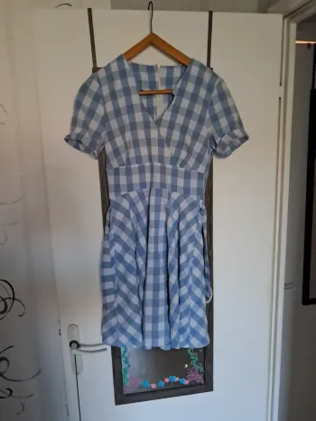 Robe a carreaux blancs et bleus