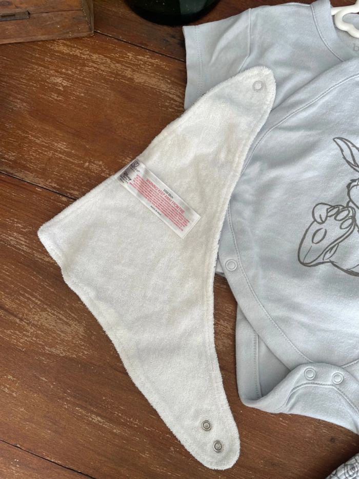 Ensemble bodie manches courtes pantalon et bavette Disney 6 mois - photo numéro 3