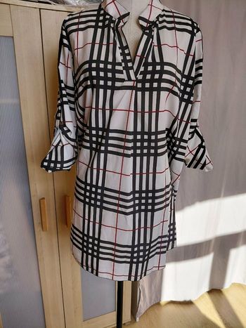 Très jolie chemise courte devant longue derrière femme T U lisez bien l'annonce surtout 