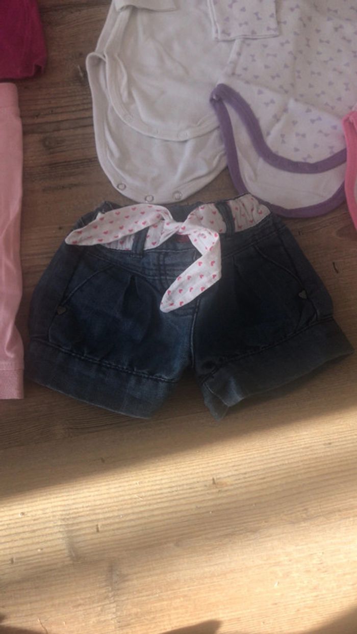 Lot vêtements fille 6 mois bodie teeshirt short pantalon - photo numéro 4