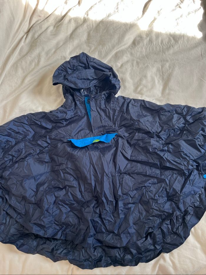 Poncho de pluie Décathlon bleu marine 6A TBE - photo numéro 2