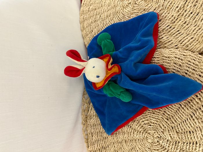 Doudou plat Lapin bleu vert rouge Moulin Roty - photo numéro 2