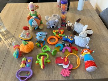 Lot de 17 jouets bébé