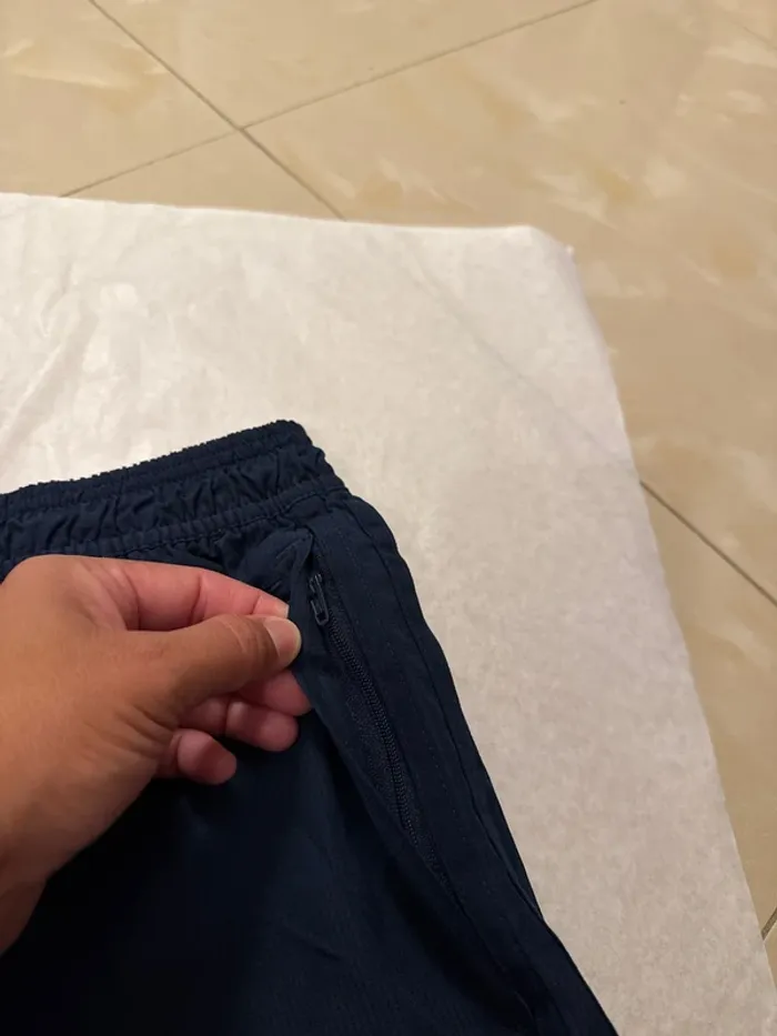 Short Adidas taille 9/10 ans 2 poches avec zip - photo numéro 4
