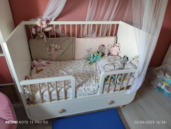Lit évolutif IKEA MYLLRA avec matelas et table a langer