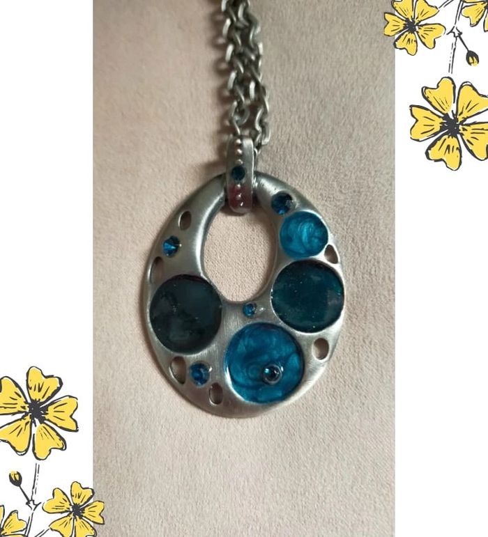 Collier fantaisie argenté et bleu – pendentif rond original - photo numéro 4